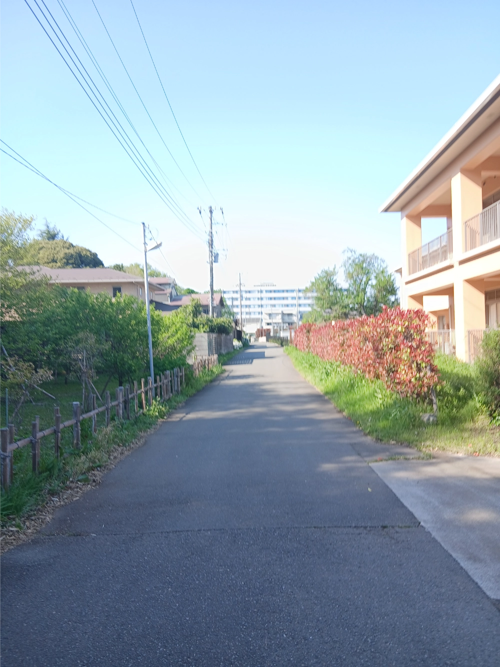 右手に見えるオレンジ色の建物の写真