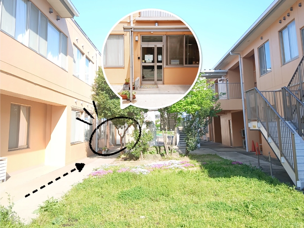 植木の先にある入口の写真